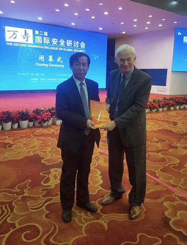 Ulf Sandmark presents the Schiller Institute's report, The New Silk Road Becomes the World Landbridge II to Yu Hongjun, Vice-President of the Chinese people´s Association for Peace and Disarmament and Former Vice-Minister of the International Department of the CPC Central Committee