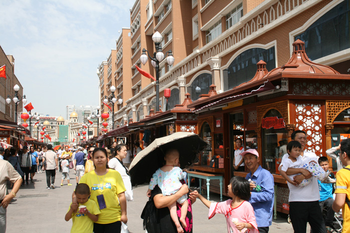 Urumqi International Bazaar crowded on Sunday.